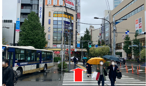 右に曲がってすぐ左手の横断歩道を渡ります。