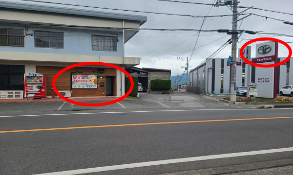 見えるテナントの左下の店舗です。（山梨トヨタの隣で看板が目印）