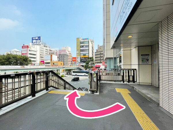 外の歩道橋をすぐ右折し降ります