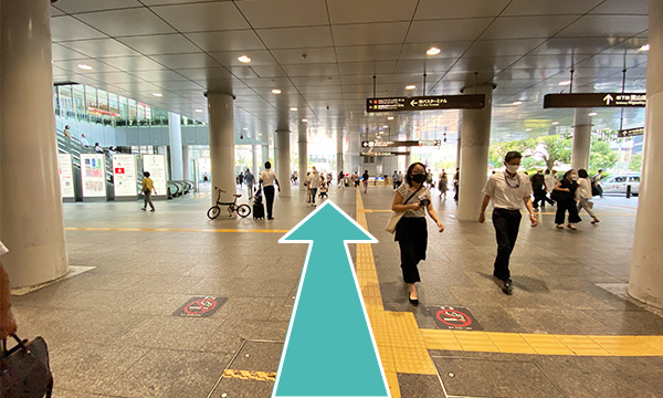 愛知県の名古屋駅を桜通口から出ます