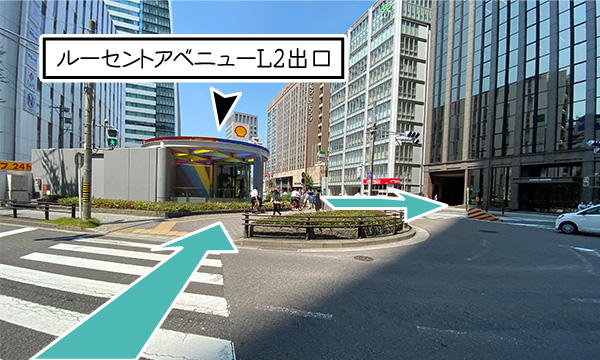 JPタワーを通り過ぎた最初の信号を渡ってさらに右手に道路を渡ります