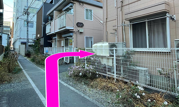 薄いピンク色の建物の1階です