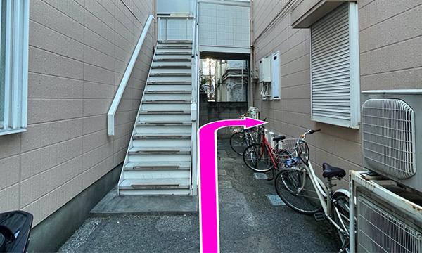 右側の建物の一番手前のお部屋です