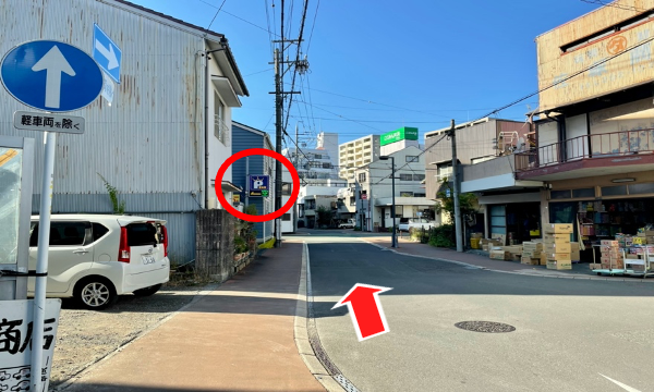 まっすぐ進みます、左に見える駐車場からも徒歩圏内ですが、２台しかありません