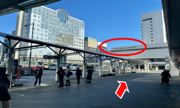 静岡駅北口を出て右方向、ホテルアソシア方面に向かいます