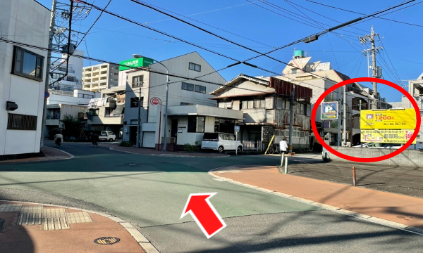 交差点もまっすぐ進みます、右にある駐車場も徒歩圏内です