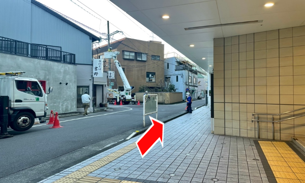 道なりにまっすぐ進みます