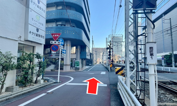 線路沿いにまっすぐ進み、１つめの止まれを超えても同様に線路沿いを進みます