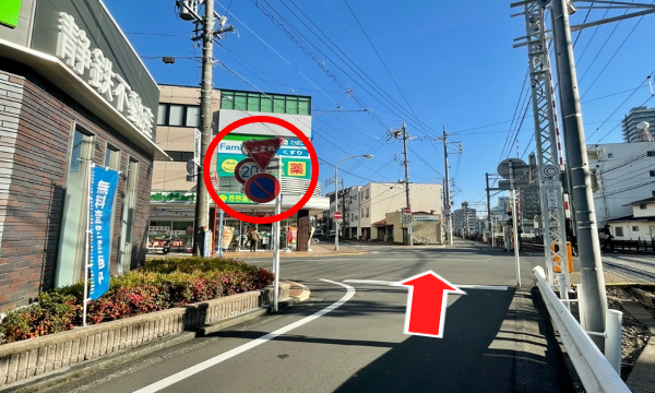 ２つめの止まれも超えます。踏切もあり交通量が多いのでご注意下さい。