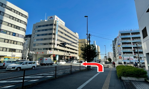 国道１号線沿いの１つめの信号を左に曲がります