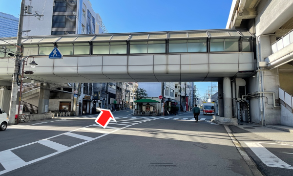 先に歩道橋があり道が二手に分かれますので、左側へお進み下さい。