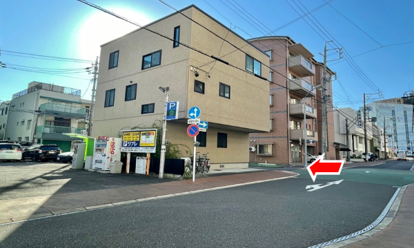 混んでいる場合、そのまま真っ直ぐ進み１つめの交差点を左折します