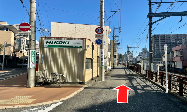 分岐の右側の道路、線路沿いをまっすぐに進みます