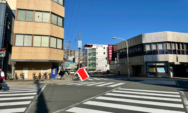 伝馬町東のスクランブル交差点もそのまま超えて、北に進みます