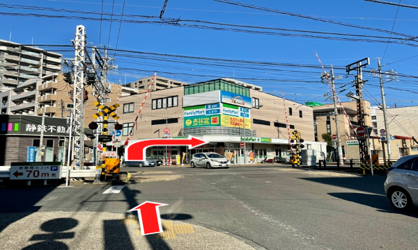 踏切を渡って、右に曲がって線路沿いを進みます、ファミリーマートと杏林堂が目印です