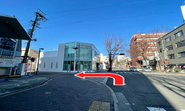 鷹匠中央通り、相生町の交差点を左折します（反対車線から右折も可能です）