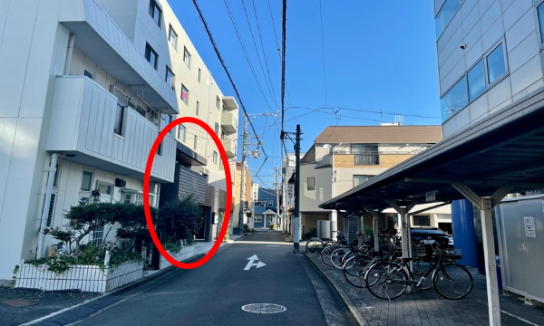 右側にデザイン専門学校、左手の１階にハイジが見えてきます